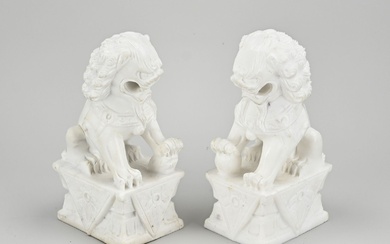 Two ancient Chinese carrara marble temple lions. 20th century. Size: H 20 cm. In good...