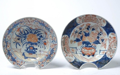 Two bearded dishes in Imari polychrome porcelain decorated with "Flower Vases". Japanese work. Period: 18th century. Diameter: from 26,5 to 27,7cm.