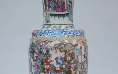 Un vase en porcelaine de Chine Nankin 'guerriers' (h60cm) (*)