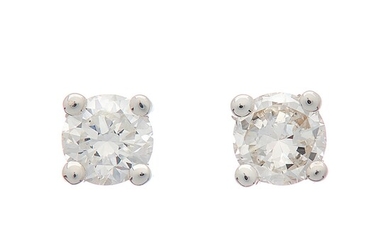 Une paire de boucles d'oreilles en diamant taille brillant, poids total estimé des diamants 0,45ct,...