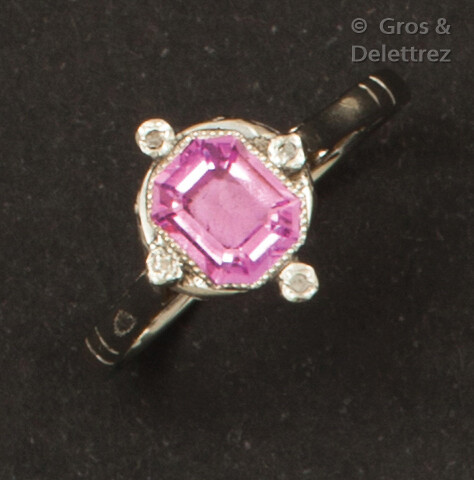 White gold ring, adorned with a pink stone in a pearl setting and edged with rose-cut diamonds. Finger size: 56. P. Rough: 3.1g.