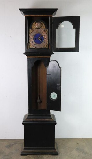 Wooden floor clock in black and gold lacquered wood.
