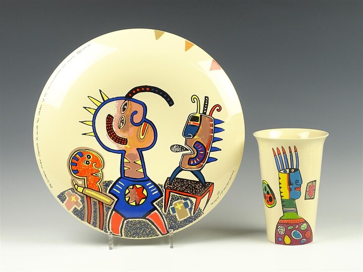 (-), aardewerk schaal en vaas met polychrome decoratie...