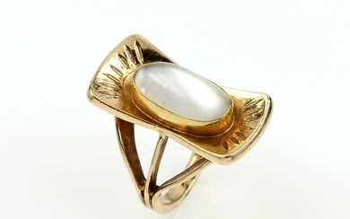 14 kt gold ring with moonstone