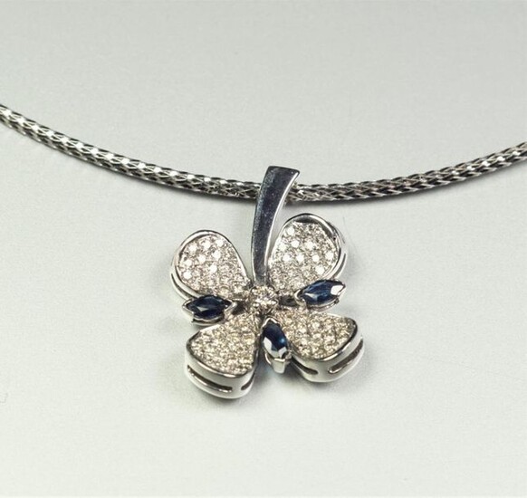 18K (750/oo) white gold pendant featuring a four-leaf clover centered...