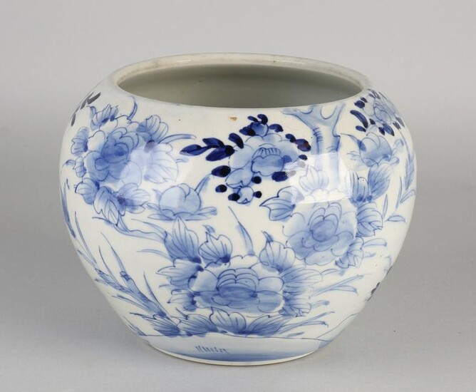 18th century Chinese or Japanese porcelain flower pot