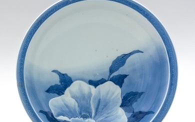 BLUE AND WHITE HIRADO PORCELAIN PLATE After a Nabeshima example. Depicting a camellia blossom. Exterior with flower and combed foot....