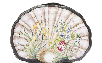 A SHELL-FORM PAINTED ENAMEL SNUFFBOX AND COVER, QIANLONG PERIOD (1736-1795)