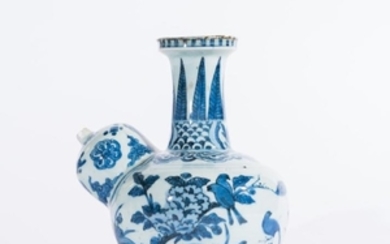 Arte Cinese A blue and white porcelain kendi painted