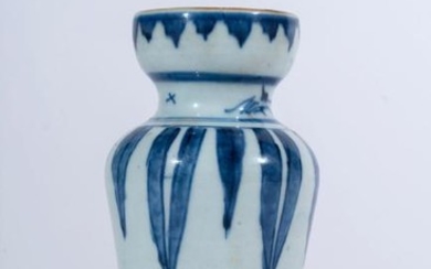 Arte Cinese A blue and white pottery candle holder