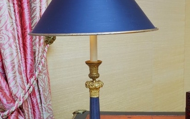 Paire de flambeaux montés en lampes de style Restauration, en bronze patiné et doré à fût cannelé, h. 59 cm