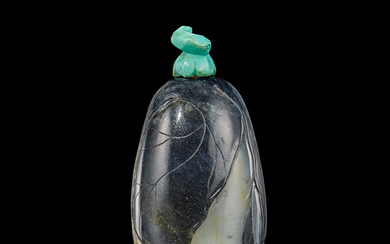A very fine black and white jade gourd-shaped snuff bottle