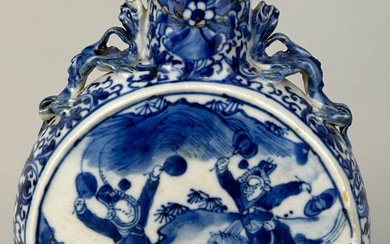 A 19TH CENTURY CHINESE BLUE AND WHITE MOONFLASK DEPICTING...