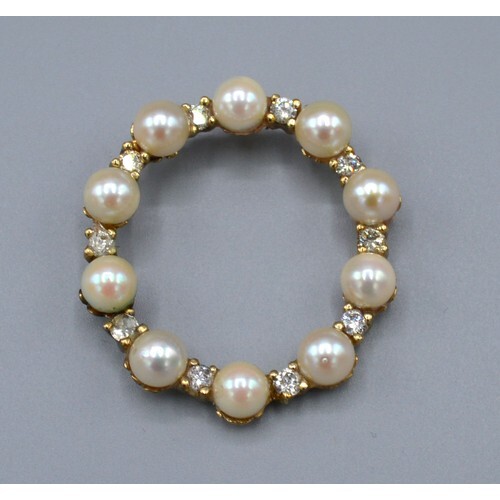 A 9ct Yellow Gold Brooch set with cultured pearls and diamon...