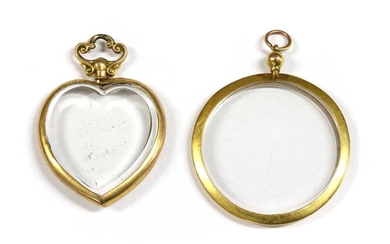 A 9ct gold heart shaped photo locket
