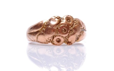A 9ct rose gold ring with foliate decoration to centre, weig...