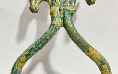 A BRONZE SITULA HANDLE WITH 2 HORSE HEADS.