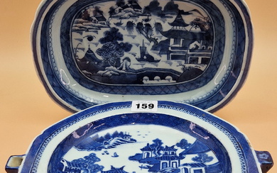 A CHINESE BLUE AND WHITE WARMING PLATE TOGETHER WITH A ROUNDED RECTANGULAR SHALLOW DISH, BOTH