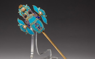 A CHINESE KING FISHER FEATHER DECORATED SILVER-GILT HAIRPIN