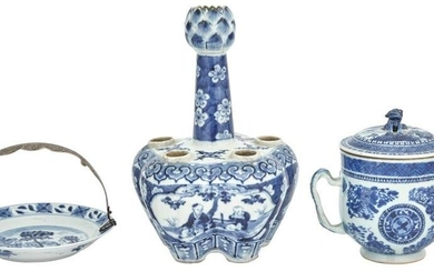 A Chinese Export Blue and White Porcelain Tulip Vase