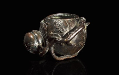 A Chinese patinated bronze peach-form coupe, Qing dynasty, 18th/19th century 銅加&#28422