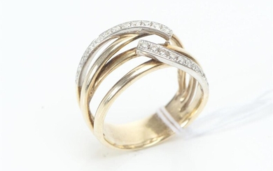 A DIAMOND DRESS RING IN TWO TONE 10CT GOLD, DIAMONDS TOTALLING 0.30CTS, SIZE N-O, 5.9GMS