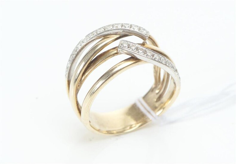 A DIAMOND DRESS RING IN TWO TONE 10CT GOLD, DIAMONDS TOTALLING 0.30CTS, SIZE N-O, 5.9GMS