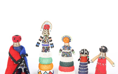 A GROUP OF FIVE AFRICAN BEAD DOLLS (5).