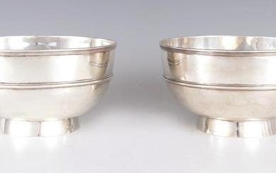 A LARGE PAIR OF LATE 19TH CENTURY CHINESE SILVER BOWLS