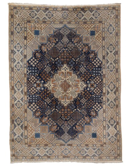 NOT SOLD. A Nain carpet, Persia. Stylized medallion design in classical Kashan/Josheghan style. C. 600.000 kn. pr. sqm. Late 20th century. 340 x 280 cm. – Bruun Rasmussen Auctioneers of Fine Art