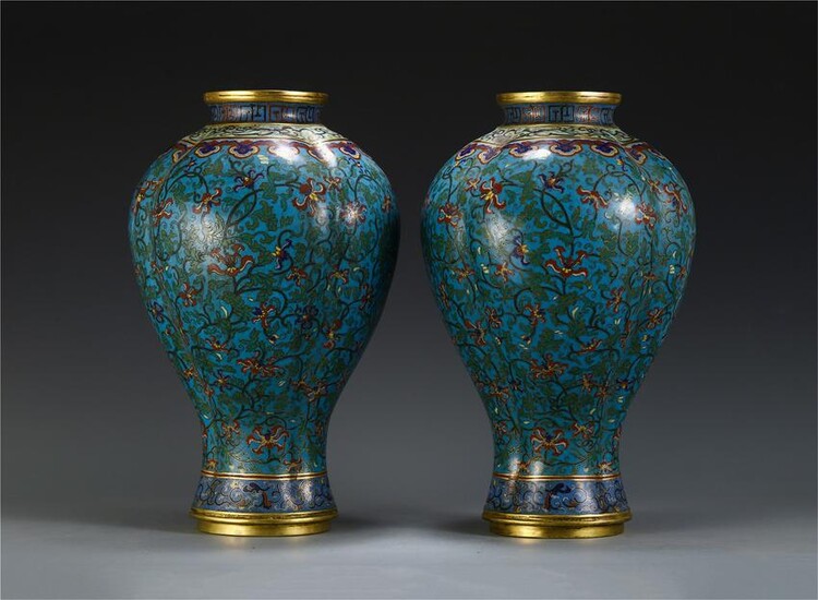A PAIR OF CHINESE CLOISONNE FLOWER PATTERN VASE