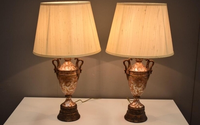 A PAIR OF CLASSICAL STYLE TABLE LAMPS WITH GOLD LEAF DETAILING (77 CM H)
