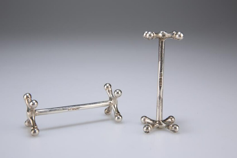 A PAIR OF GEORGE V SILVER KNIFE RESTS, by Harrison