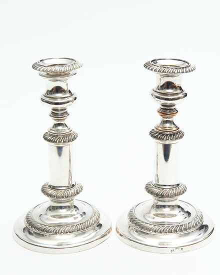 A PAIR OF GEORGIAN SHEFFIELD PLATE TELESCOPIC CANDLESTICKS, 20.5 CM HIGH, 23 CM HIGH EXTENDED, LEONARD JOEL LOCAL DELIVERY SIZE: SMALL