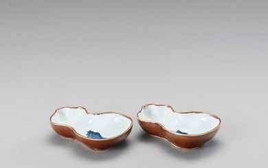 A PAIR OF GOURD-SHAPED PORCELAIN SAUCERS