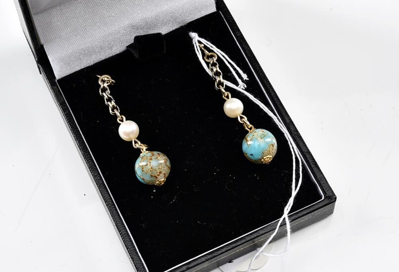A PAIR OF TURQUOISE, CULTURED PEARL DROP EARRINGS IN SILVER GILT, TOTAL LENGTH 40MM