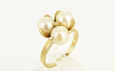 A VINTAGE 14ct GOLD AND CULTURED PEARL RING