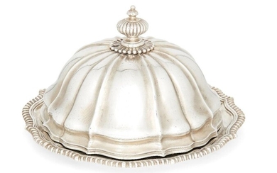 A William IV silver entrée dish and cover, London, c.1834, R & S Garrard & Co., of shaped, circular form, the dish with gadrooned edge and the lid with lobed, round finial, approx. 13cm high, total weight approx. 28.3oz