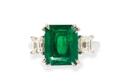 A unenhanced Russian emerald, diamond and platinum ring