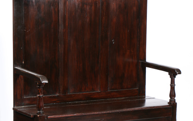 AN 18TH CENTURY WELSH STAINED PINE BOX SETTLE.