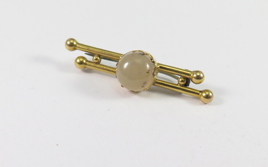 AN AGATE AND GOLD BAR BROOCH