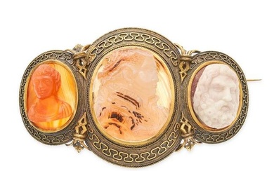 AN ANTIQUE CARNELIAN AND AGATE CAMEO BROOCH in yellow gold, set with two agate and a carnelian