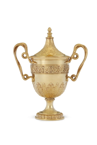 AN EDWARD VII 18K GOLD TWO-HANDLED CUP AND COVER MARK OF DANIEL AND JOHN WELBY, LONDON, 1906