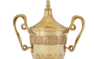 AN EDWARD VII 18K GOLD TWO-HANDLED CUP AND COVER MARK OF DANIEL AND JOHN WELBY, LONDON, 1906