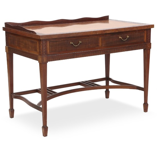 An English mahogany tray table with opening copper top. Early 20th century. H. 75 cm. W. 110 cm. D. 59 cm.