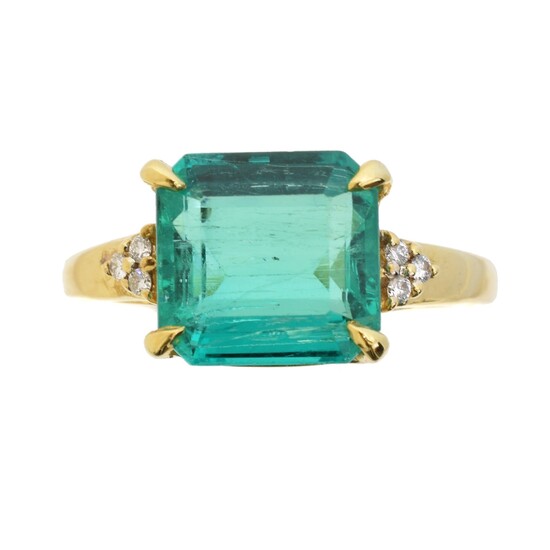 ♦ An emerald and diamond dress ring