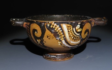 Ancient Greek Pottery Magna Graecia, Apulia. Skyphos decorated with two pretty ladies. 4th century BC. 13,3 cm L. Nice.