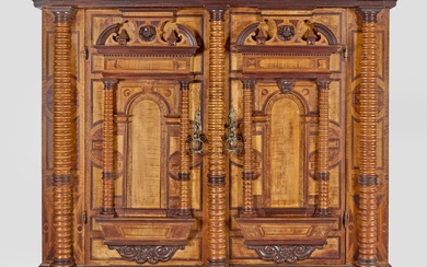 Armoire de façade Renaissance en bois d'orme et en bois tendre, plaquée en façade de...