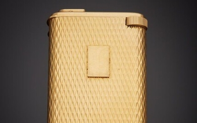 BRIQUET en or jaune (750‰) guilloché à motifs losangiques, rehaussé d'une plaque rectangulaire unie à...