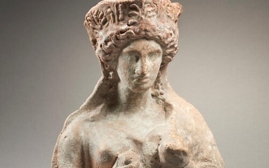 BUSTE FÉMININ EN TERRE CUITE Art grec, 4e siècle av. J.-C.Buste en haut relief représentant...